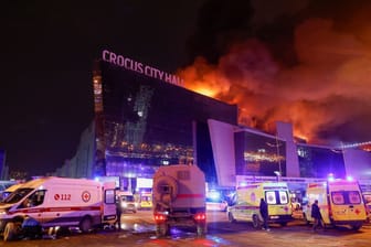 Feuer in Moskau: Mehrere bewaffnete Menschen sollen eine Konzerthalle in Moskau attackiert haben.