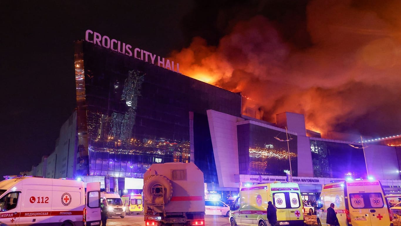Feuer in Moskau: Mehrere bewaffnete Menschen sollen eine Konzerthalle in Moskau attackiert haben.