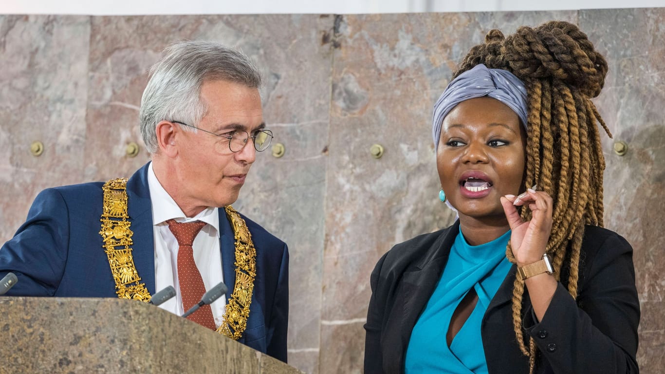 Mit diesem Moment wurde sie 2021 bundesweit bekannt: Die grüne Stadtverordnete unterbrach den damaligen Oberbürgermeister Peter Feldmann (SPD) bei seiner Rede zum Friedenspreis des Deutschen Buchhandels.