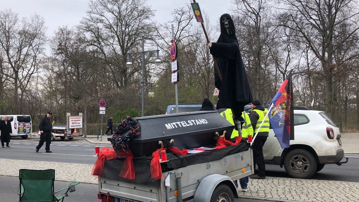 Ein geschmückter Anhänger soll den Tod des Mittelstandes durch die Ampelregierung darstellen.