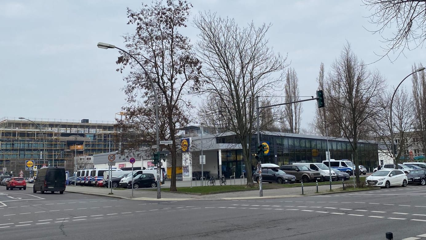 Berlin-Friedrichshain: Der Lidl befindet sich gegenüber des Geländes der linken Szene auf dem Marktgrafendamm.