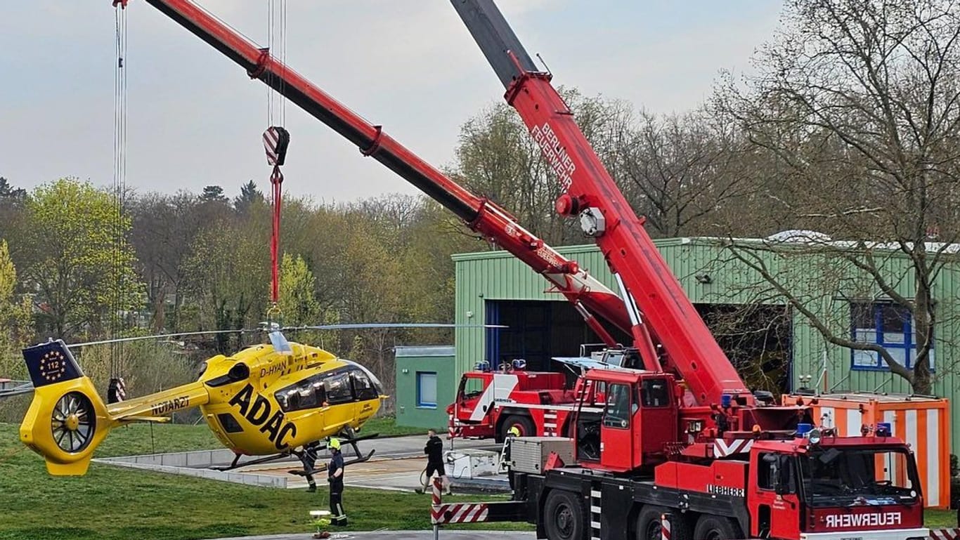 Der defekte Helikopter musste mit einem Feuerwehrkran von der Landeplattform bugsiert werden.