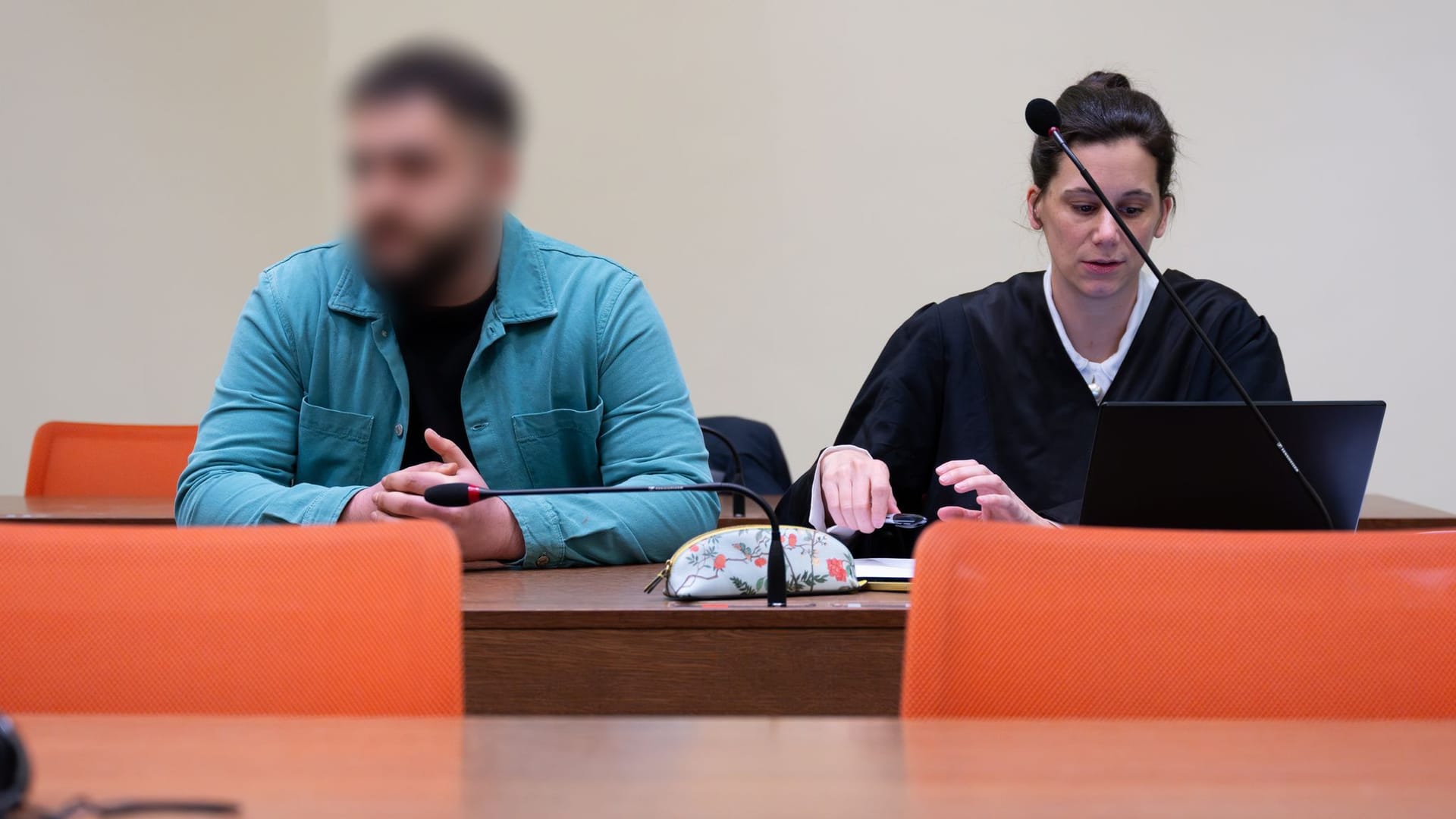Der Angeklagte sitzt vor Prozessbeginn am Landgericht neben seiner Anwältin Daniela Gabler im Gerichtssaal: Bei dem illegalen Autorennen wurde ein 18-Jähriger getötet und fünf Menschen verletzt. Der Angeklagte sitzt vor Prozessbeginn am Landgericht neben seiner Anwältin Daniela Gabler im Gerichtssaal: Bei dem illegalen Autorennen wurde ein 18-Jähriger getötet und fünf Menschen verletzt.