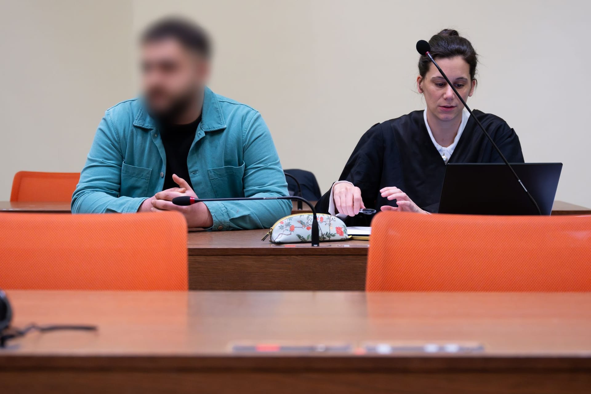 Der Angeklagte sitzt vor Prozessbeginn am Landgericht neben seiner Anwältin Daniela Gabler im Gerichtssaal: Bei dem illegalen Autorennen wurde ein 18-Jähriger getötet und fünf Menschen verletzt.