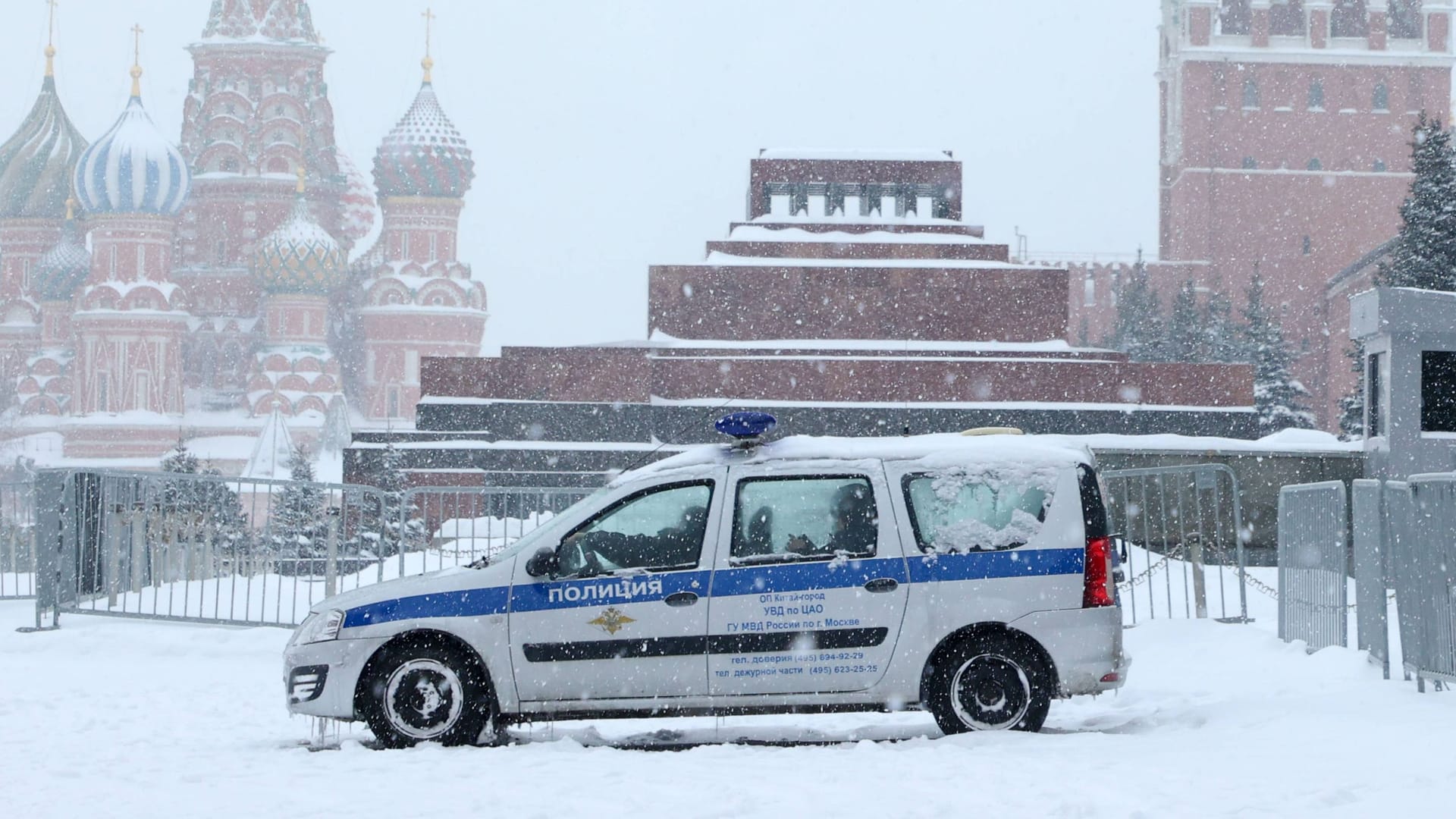 Ein Polizeifahrzeug am Roten Platz in Moskau (Archivbild): Die US-Botschaft hat eine Warnung an ihre Bürger vor Anschlägen versandt.