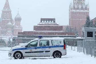 Ein Polizeifahrzeug am Roten Platz in Moskau (Archivbild): Die US-Botschaft hat eine Warnung an ihre Bürger vor Anschlägen versandt.
