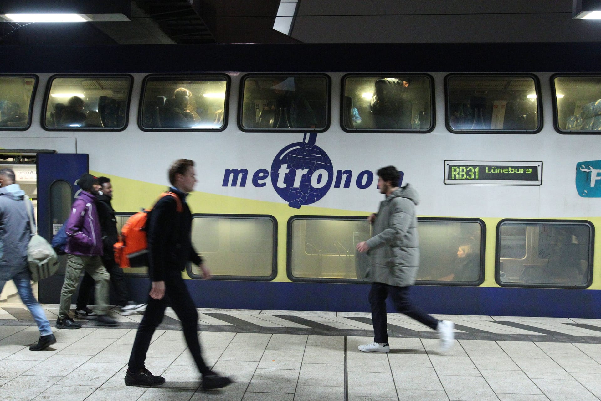 Ein Metronom-Zug auf einem Gleis im Hauptbahnhof Hamburg (Symbolbild): Die Einschränkungen bei der Eisenbahngesellschaft halten an.