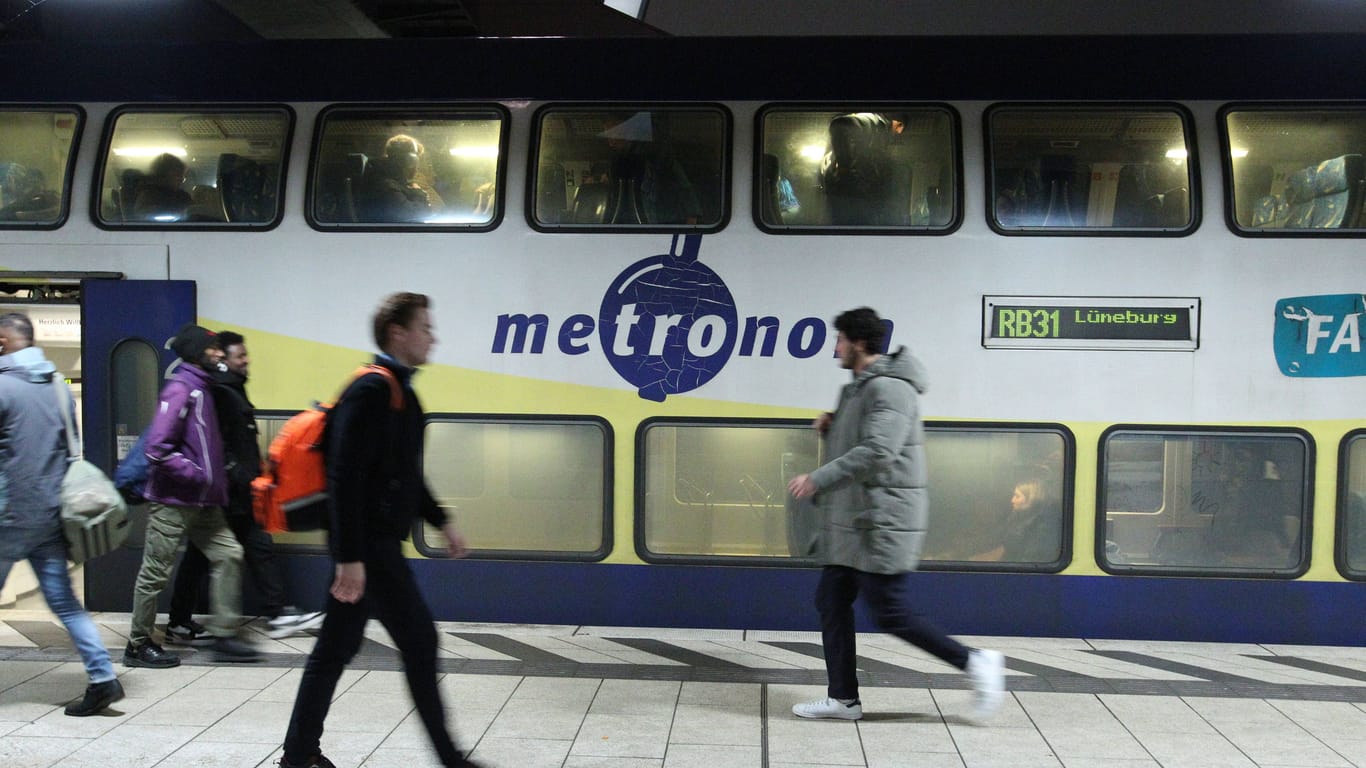 Ein Metronom-Zug auf einem Gleis im Hauptbahnhof Hamburg (Symbolbild): Die Einschränkungen bei der Eisenbahngesellschaft halten an.