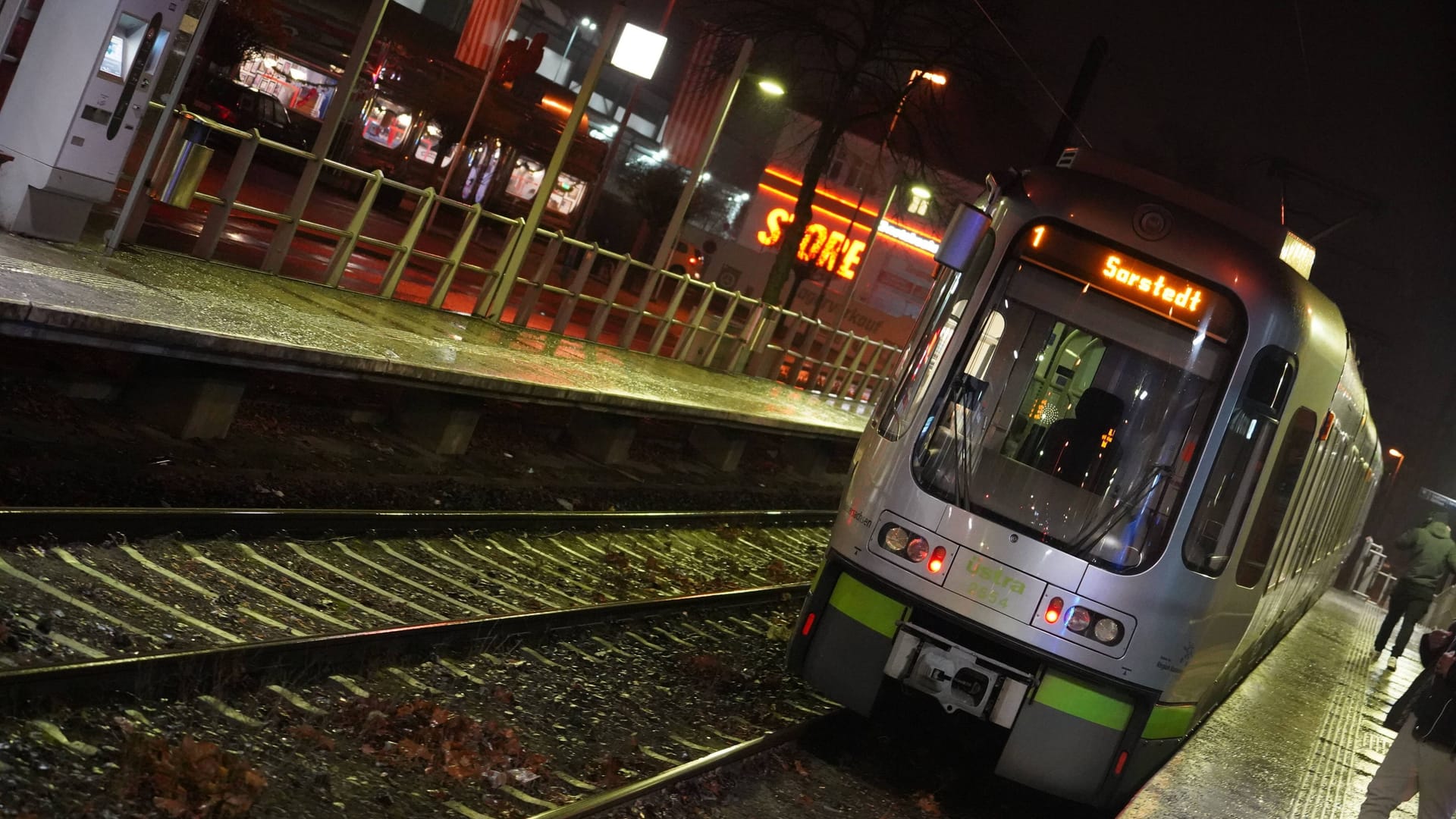 Straßenbahn in Hannover (Symbolfoto): Die Üstra will einen Vorfall an den Staatsschutz übergeben. Straßenbahn in Hannover (Symbolfoto): Die Üstra will einen Vorfall an den Staatsschutz übergeben.
