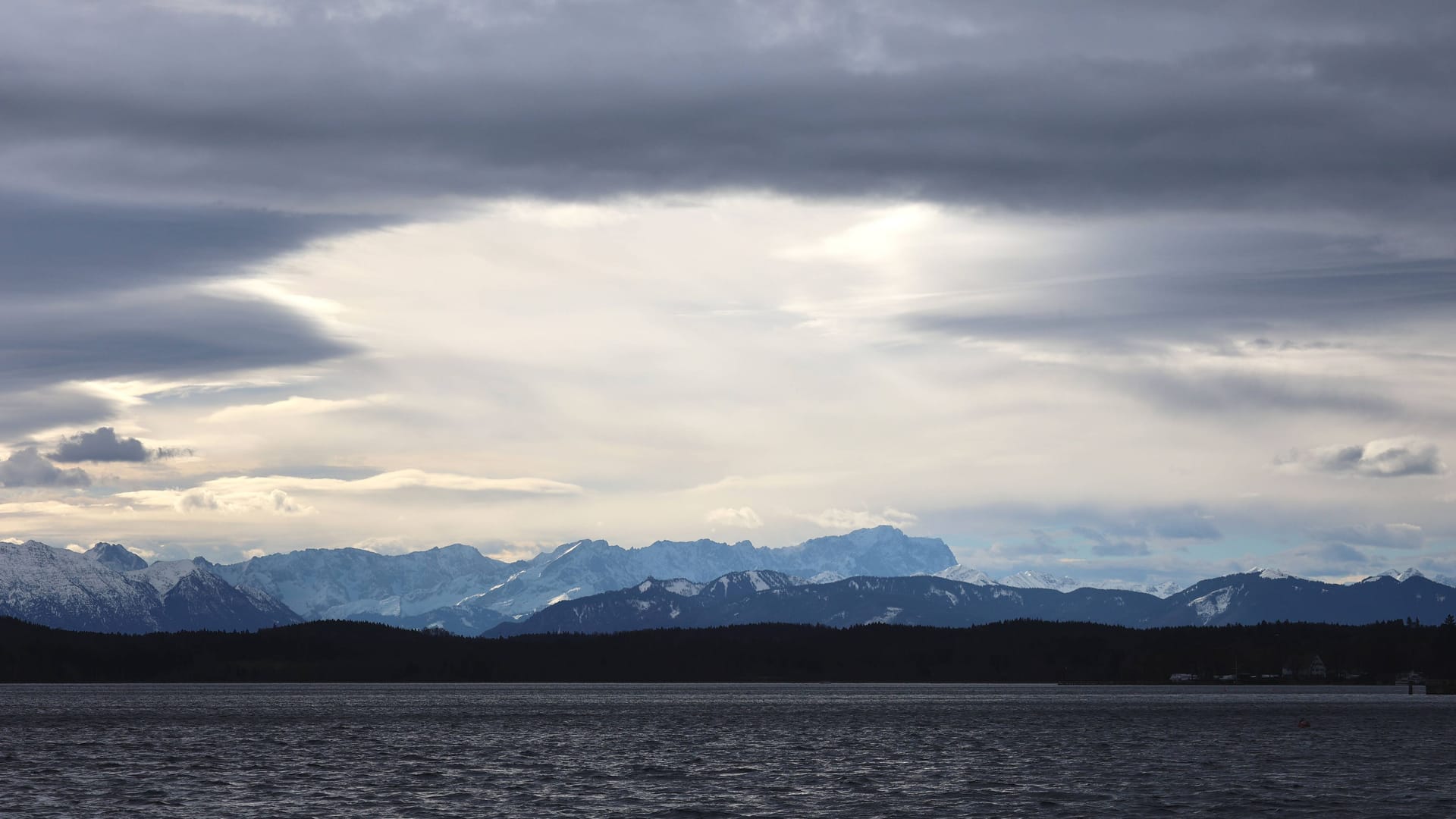 Wetter in Bayern: Ein Föhnsturm bestimmt die Lage im Süden.