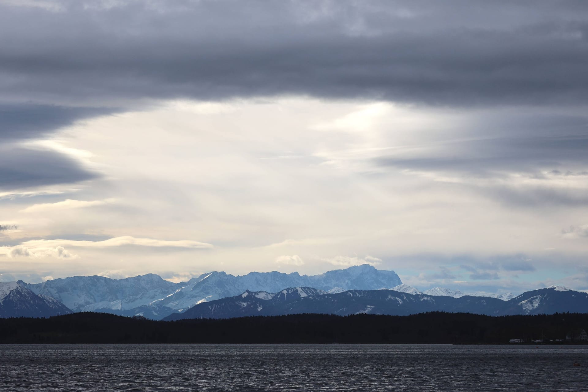 Wetter in Bayern: Ein Föhnsturm bestimmt die Lage im Süden.