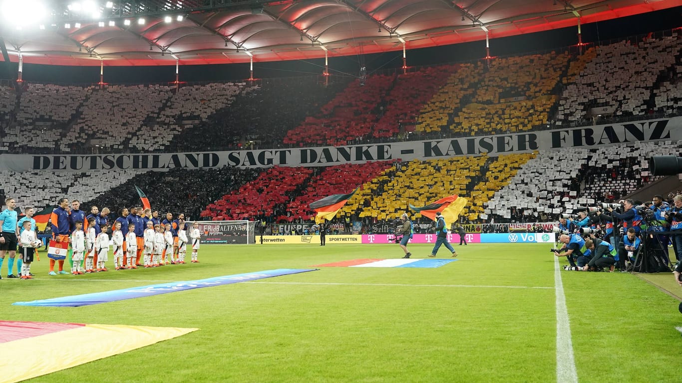 Ehrung für Beckenbauer: Die deutschen Fans bedankten sich beim Verstorbenen.