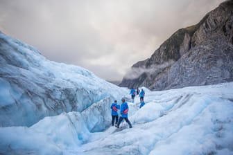 Wandernde auf dem Franz-Josef-Gletscher in Neuseeland: Die Klimakrise bedroht die Gletscher des Inselstaates.