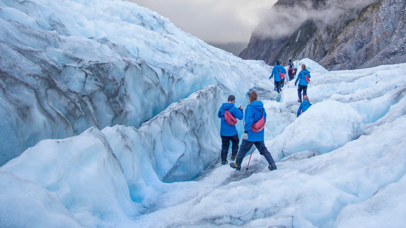 Wandernde auf dem Franz-Josef-Gletscher in Neuseeland: Die Klimakrise bedroht die Gletscher des Inselstaates.