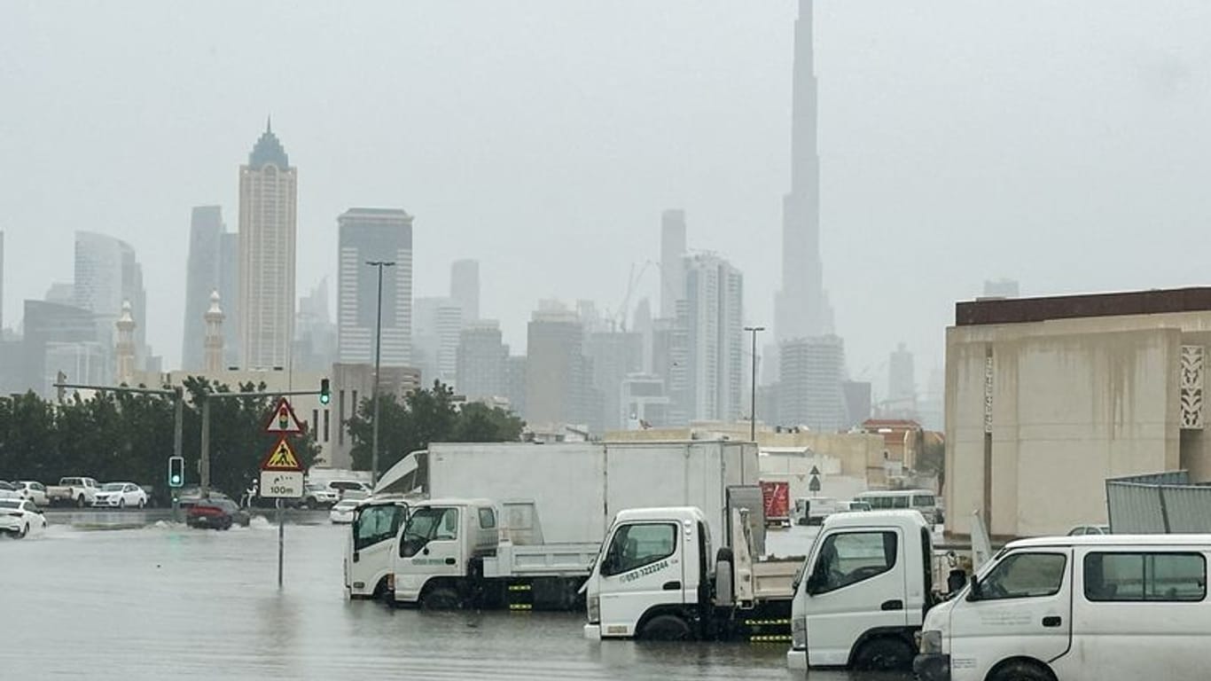 Lastwagen stehen in Dubai im Wasser: Soviel Regen wie am Dienstag fällt sonst nicht innerhalb eines Jahres.