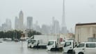 Lastwagen stehen in Dubai im Wasser: Soviel Regen wie am Dienstag fällt sonst nicht innerhalb eines Jahres.