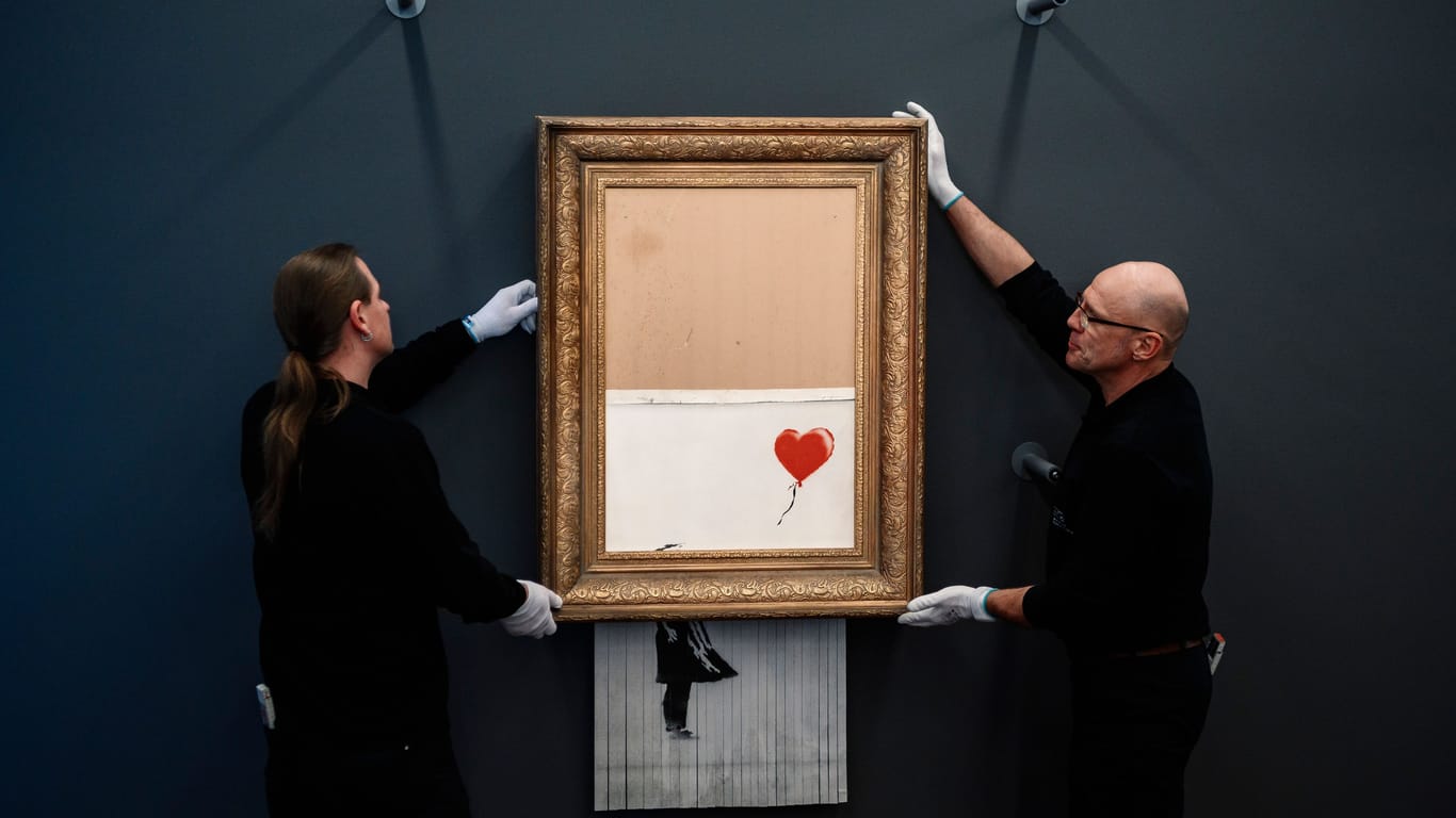 Der Kunstbetrieb schlägt zurück: Hier wird das halb zerstörte Banksy-Bild "Girl with a Ballon" nun im Museum ausgestellt (Baden-Baden, 2019).