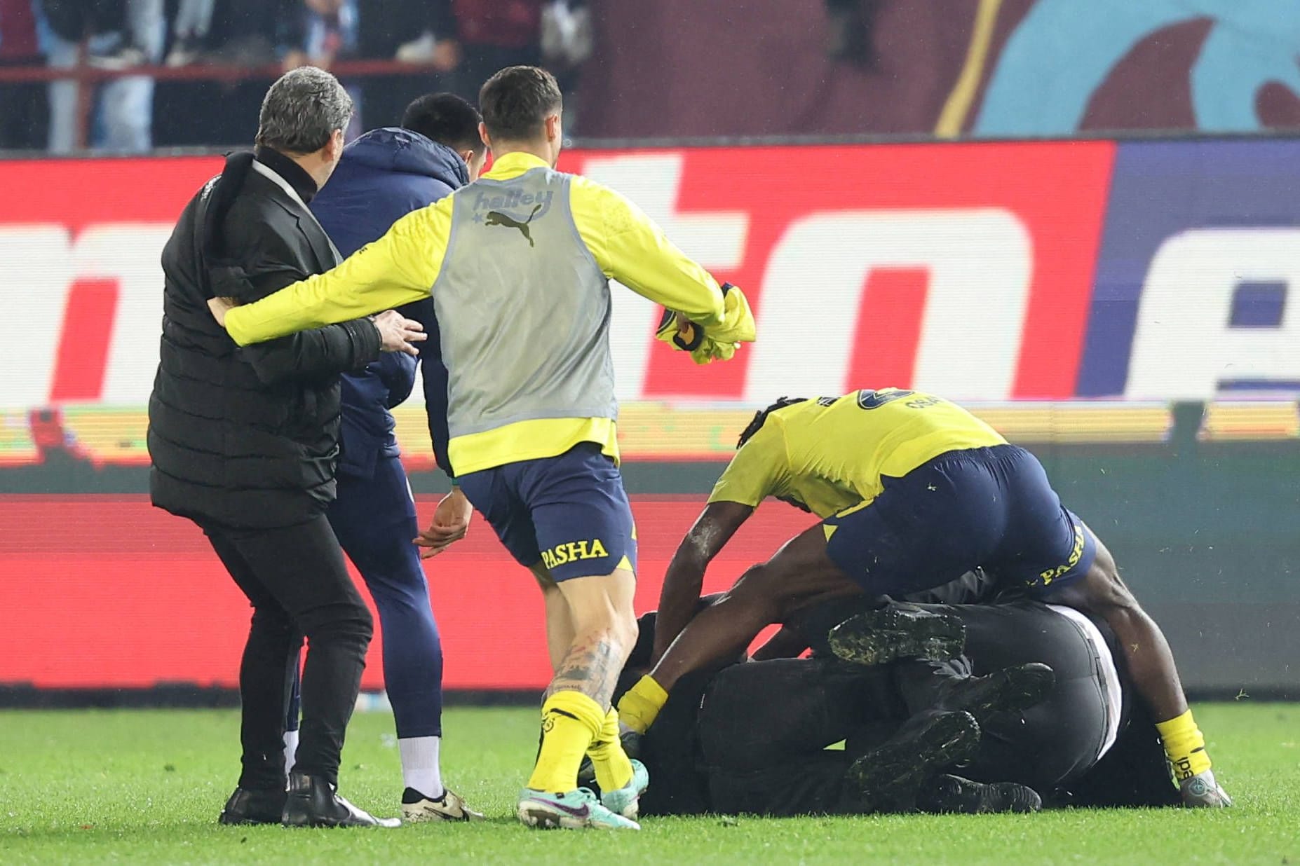 Bright Osayi-Samuel (r.) schlägt auf einen Mann ein: Bei der Partie in der Türkei kam es zu schweren Ausschreitungen.