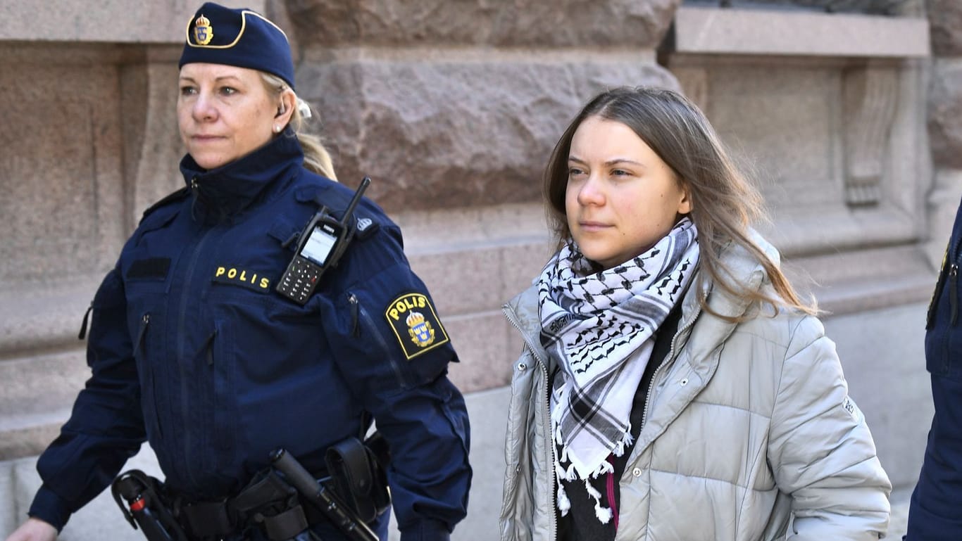 Stockholm: Greta Thunberg muss die Beamten begleiten.