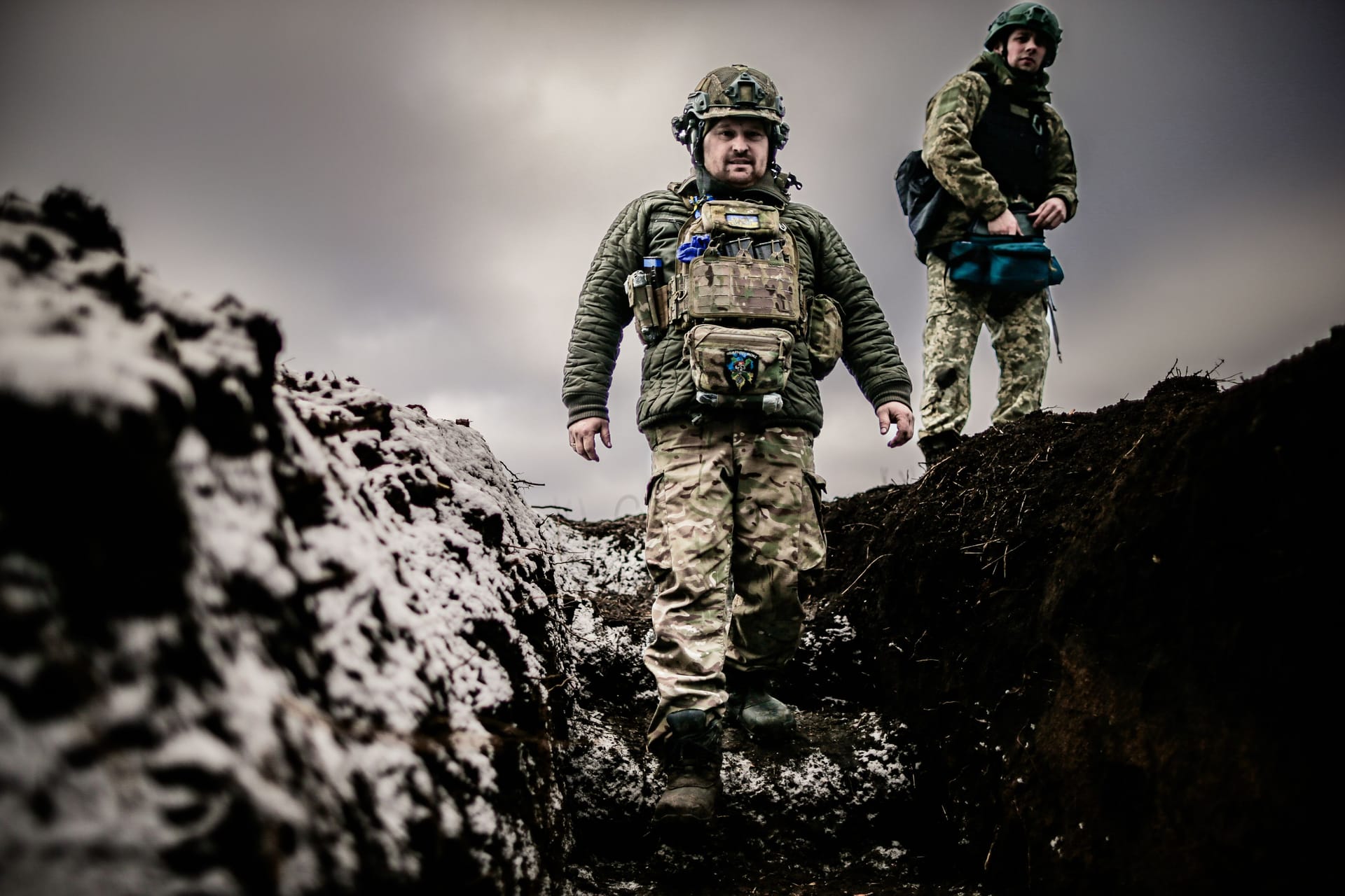 Ukrainische Soldaten in einem Schützengraben (Archivbild): Weitere Verteidigungsstellungen sollen gebaut werden.