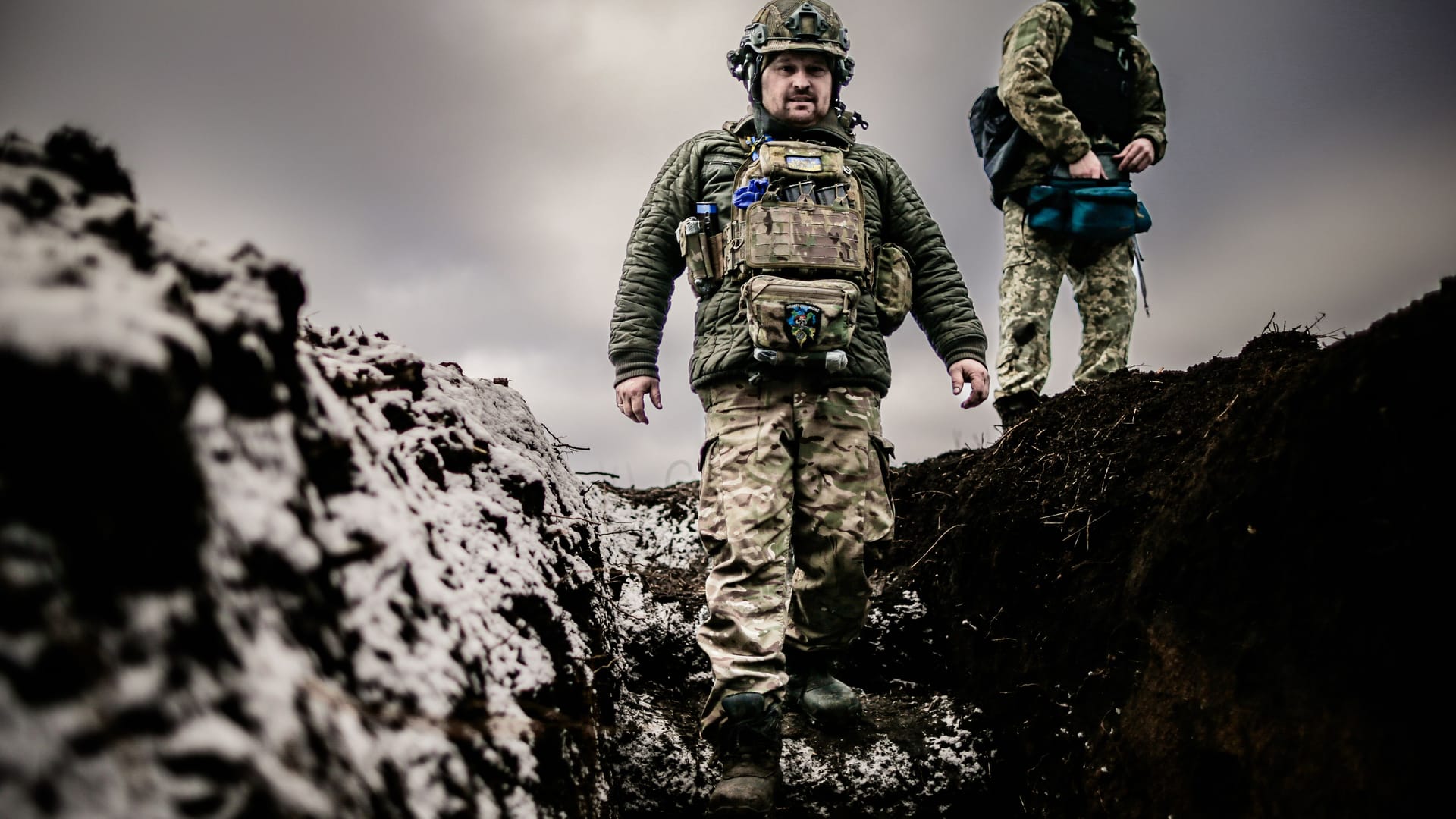 Ukrainische Soldaten in einem Schützengraben (Archivbild): Weitere Verteidigungsstellungen sollen gebaut werden.