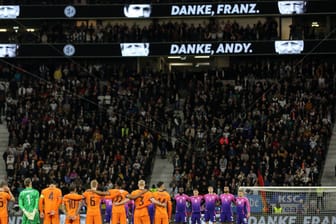Trauern um zwei WM-Helden: Andy Brehme und Franz Beckenbauer wurden vor Anpfiff von den Mannschaften und den Fans geehrt.