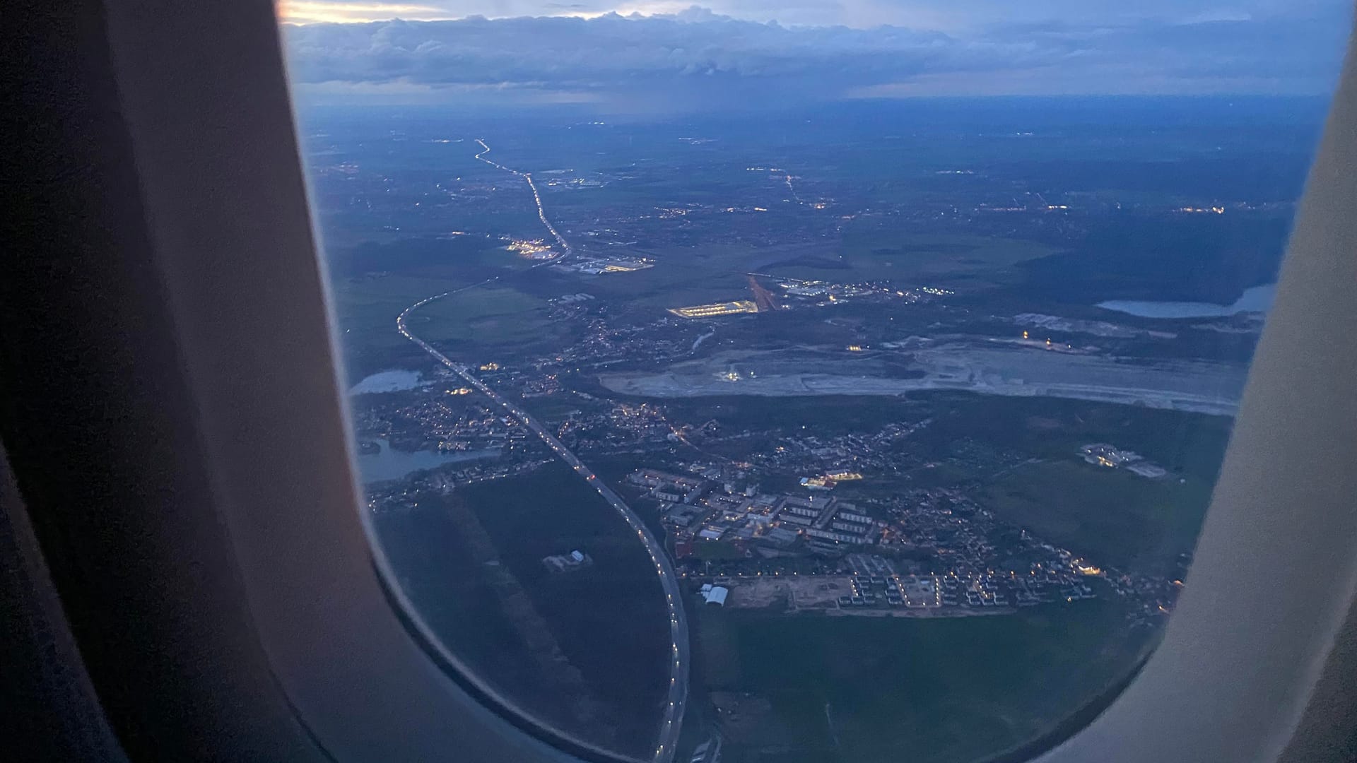 Ein Blick aus einem Flugzeugfenster auf Berlin: Der Eigentümer der letzten Maschine mit Lackierung der insolventen Air-Berlin-Airline lud zu einem Abschiedsrundflug vom BER ein.