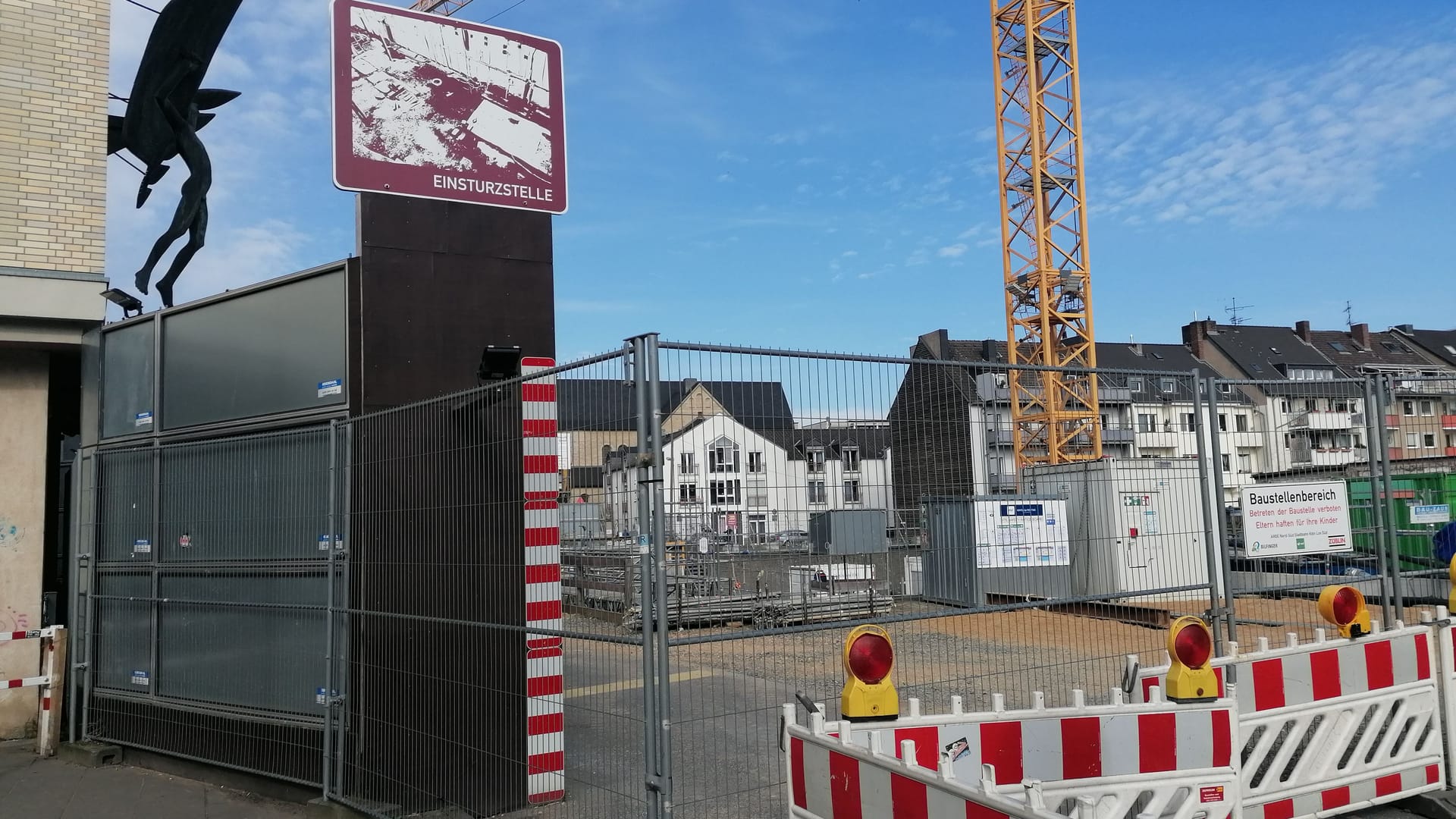 Der Einsturz des Kölner Stadtarchivs jährt sich heute zum 15. Mal. Anlässlich dieses traurigenJubiläums fand eine Gedenkveranstaltung am Waidmarkt statt, wo nach wie vor eine Baustelle andas Unglück, bei dem zwei Menschen ums Leben kamen und wichtige Dokumente derStadtgeschichte verschüttet wurden, erinnert.