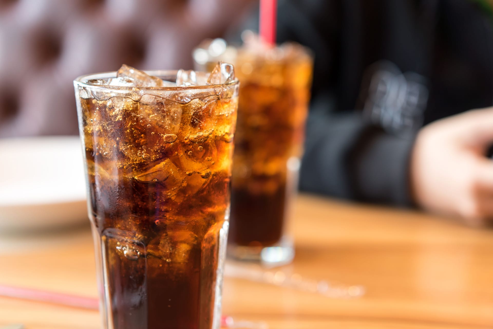 Cola, Eistee, Limonade: Softdrinks enthalten häufig sehr viel zugesetzte Fruktose.