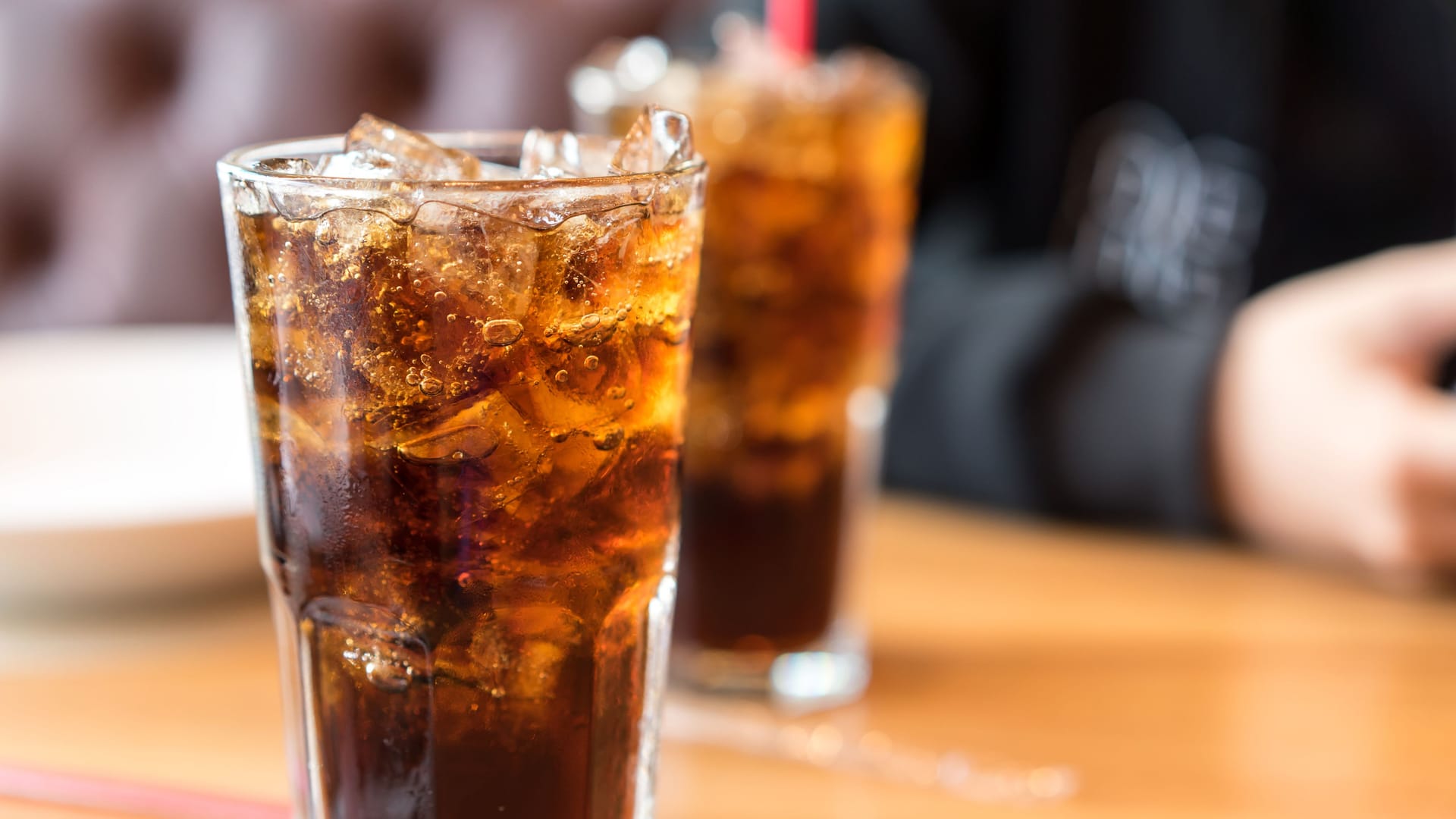 Cola, Eistee, Limonade: Softdrinks enthalten häufig sehr viel zugesetzte Fruktose.