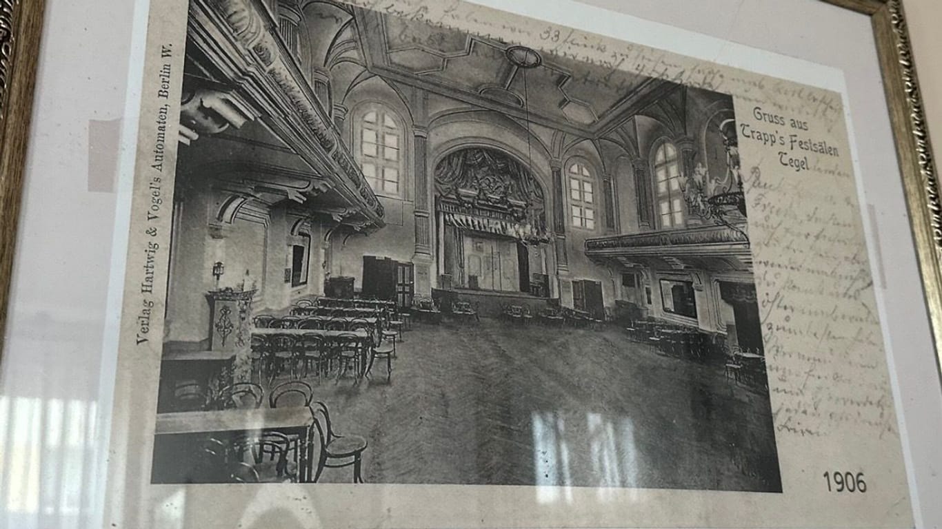 An der Wand der Gaststätte ist der Tanzsaal zu sehen: Versehen mit dem Jahr der Aufnahme (1906).