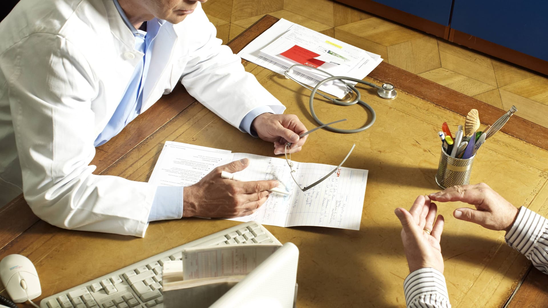 Hausarzt (Symbolfoto): Die medizinische Versorgungslage in Bremen und Bremerhaven bewegt sich am Limit.