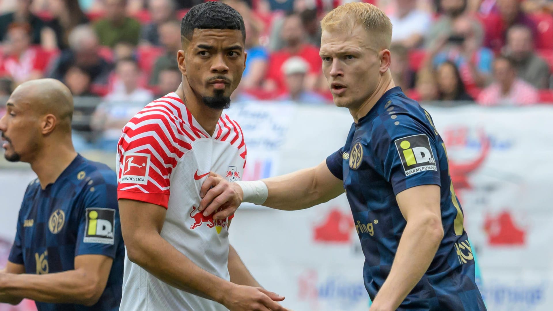 Andreas Hanche-Olsen (r.) bekam einen Ball an die Hüfte, nicht an den Arm.