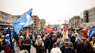 Köln: Hunderte Teilnehmer bei Ostermarsch auf dem Roncalliplatz