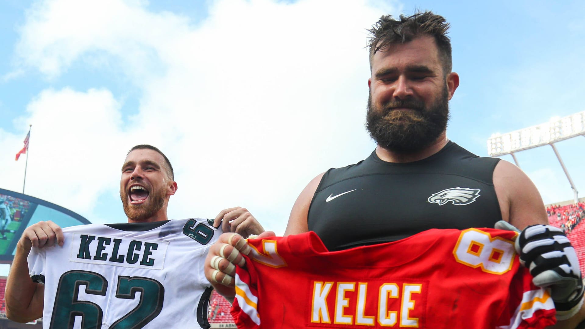 Travis Kelce (l.) und sein Bruder Jason tauschen bei einem Spiel die Trikots.