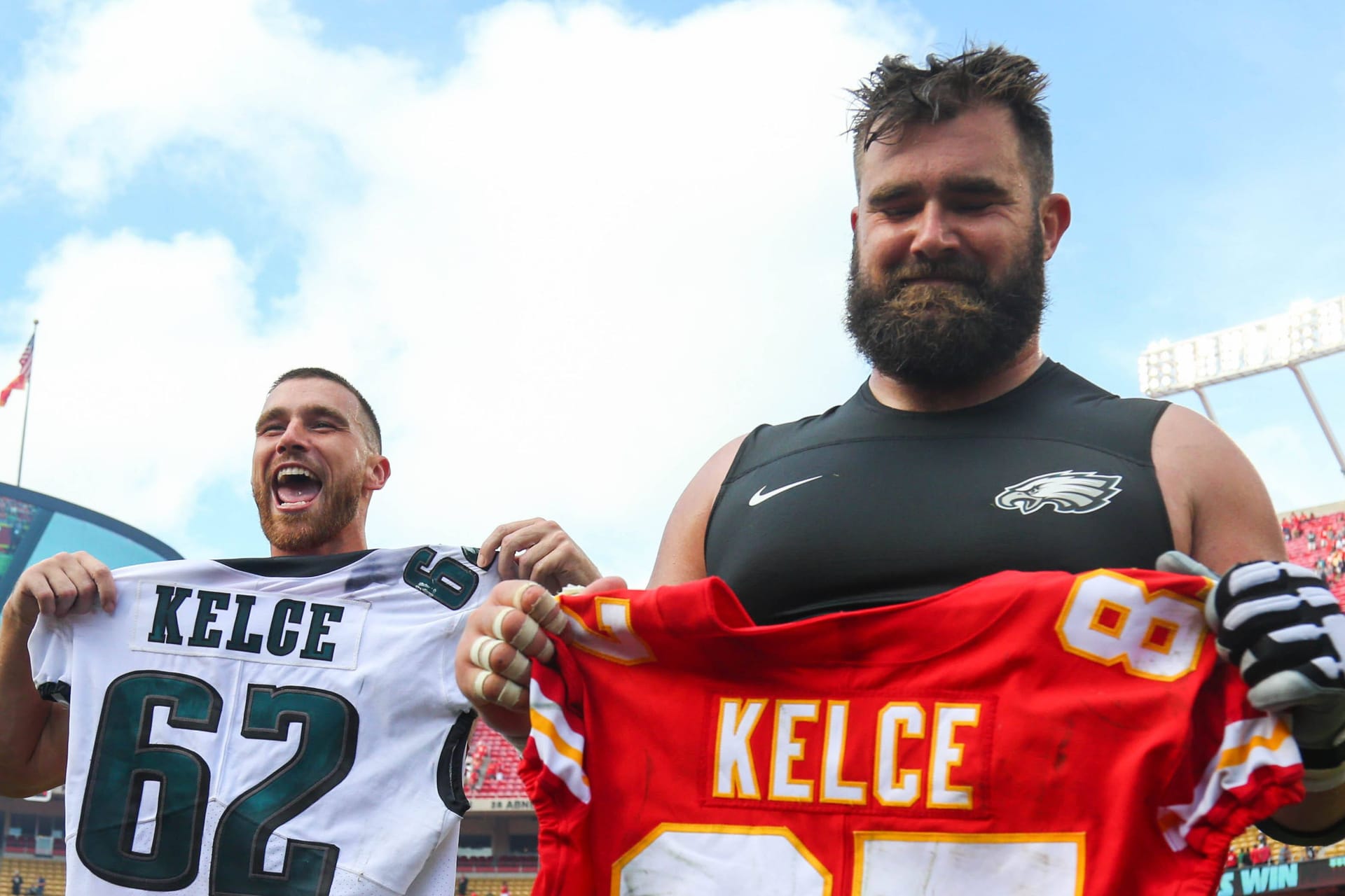 Travis Kelce (l.) und sein Bruder Jason tauschen bei einem Spiel die Trikots.