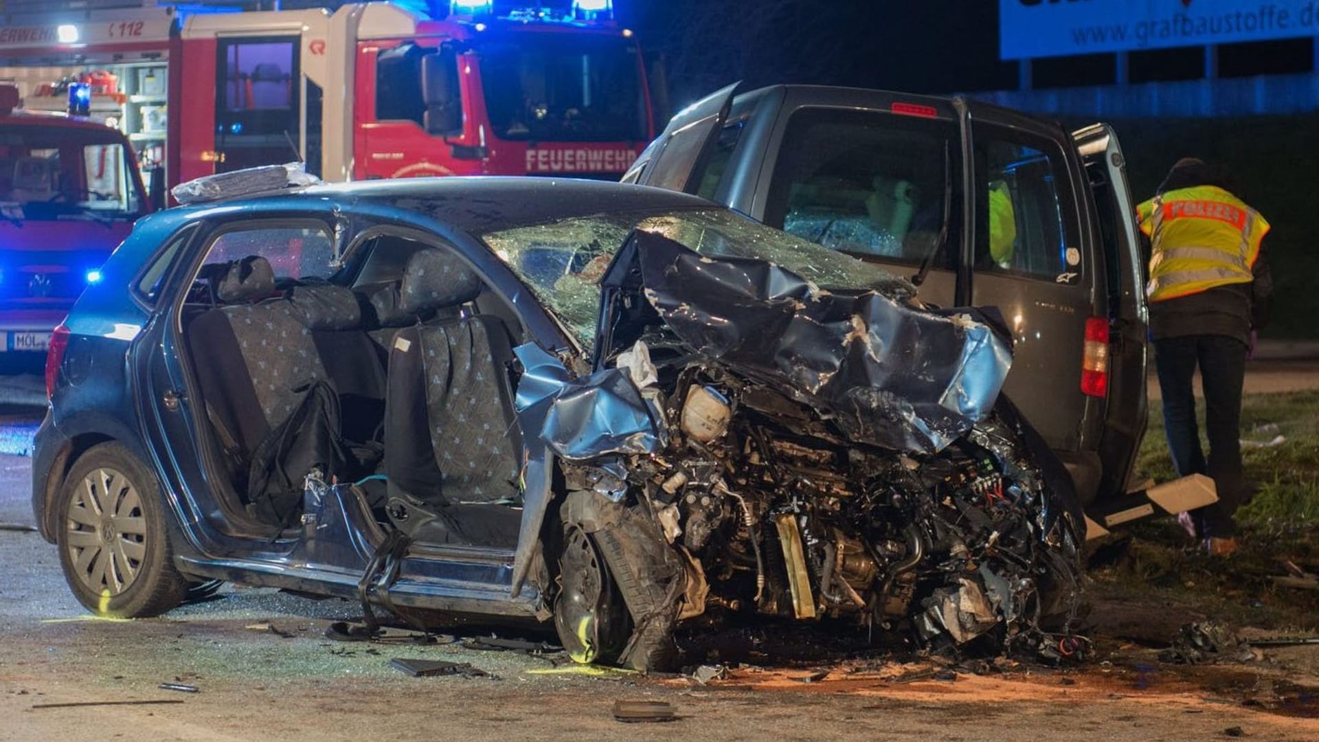 Ein Polizist steht an einem der Unfallfahrzeuge.