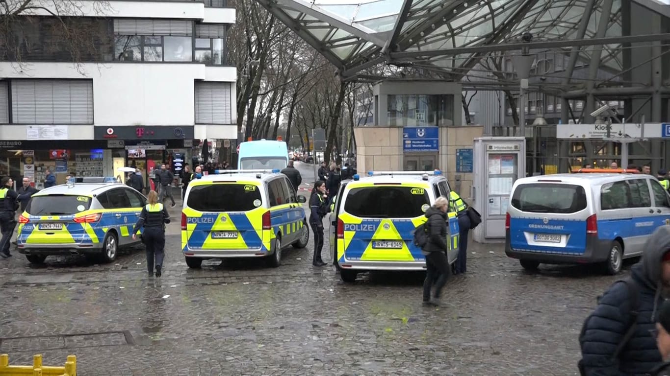 Einsatzkräfte der Polizei und Ordnungsamt an der U-Bahnhaltestelle Reinoldikirche: Mehrere Personen sollen hier in Streit geraten sein.