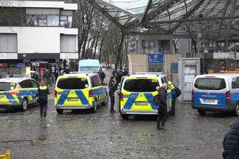 Einsatzkräfte der Polizei und Ordnungsamt an der U-Bahnhaltestelle Reinoldikirche: Mehrere Personen sollen hier in Streit geraten sein.