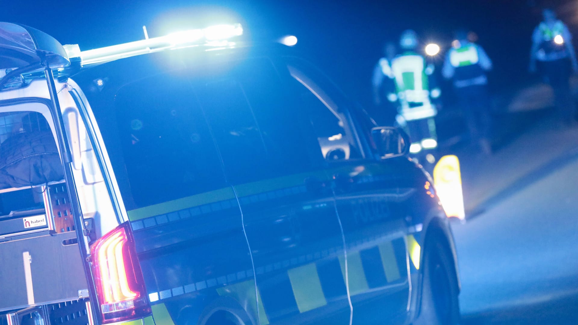 Die Polizei sperrt in der Nacht eine Autobahn nach einem Unfall (Symbolbild): Erst am Sonntagvormittag wurde die Sperrung aufgehoben.