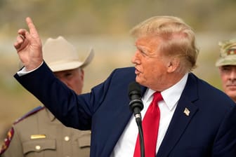 Donald Trump, Bewerber um die Präsidentschaftskandidatur der Republikaner, während eines Besuchs der Grenze zwischen den USA und Mexiko.
