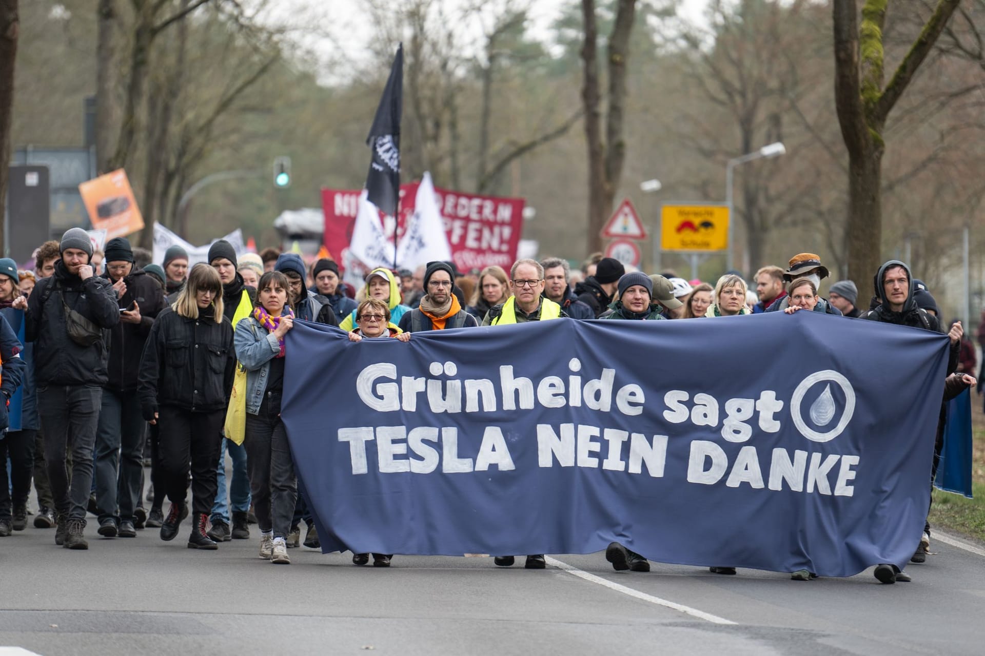 Rund 1.000 Menschen demonstrierten gegen den Tesla-Ausbau in Grünheide: Es gab auch Gegenprotest.