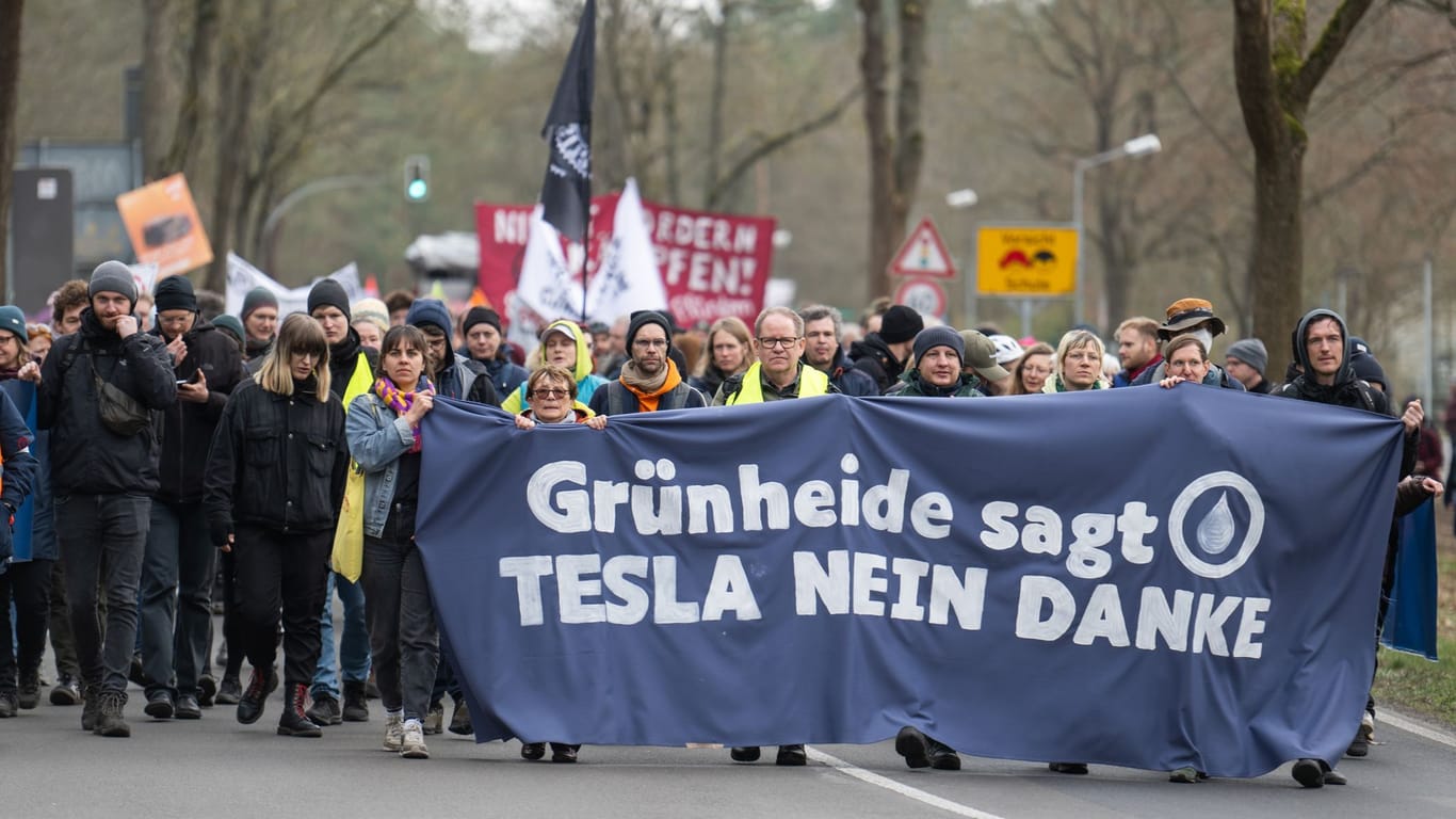 Rund 1.000 Menschen demonstrierten gegen den Tesla-Ausbau in Grünheide: Es gab auch Gegenprotest.