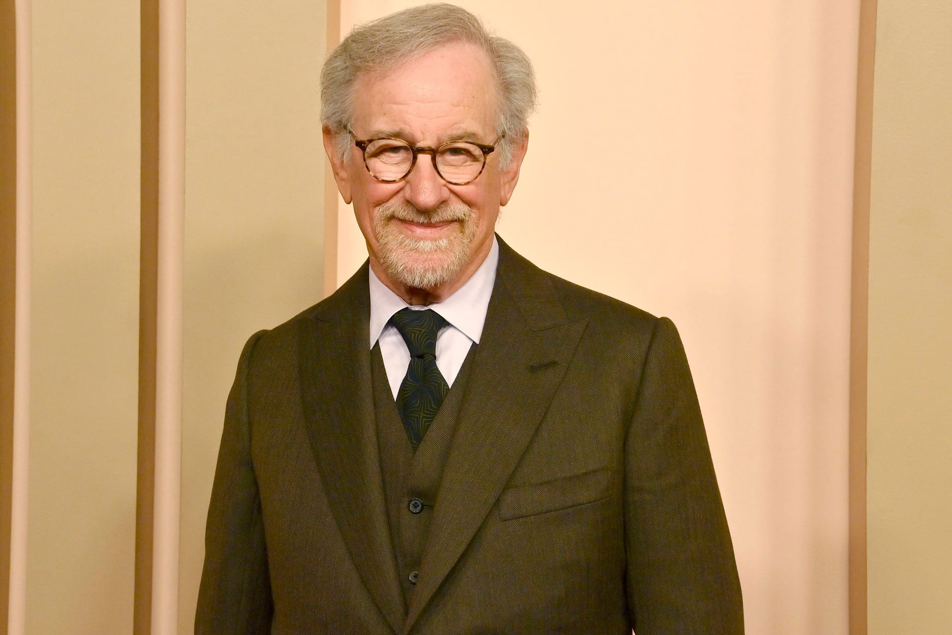 Steven Spielberg: 2022 stellte der Regisseur einen beeindruckenden Rekord auf. Er ist der einzige, der für seine Leistung in sechs Jahrzehnten nominiert war. 1999 und 1994 nahm er den Regie-Oscar mit nach Hause.
