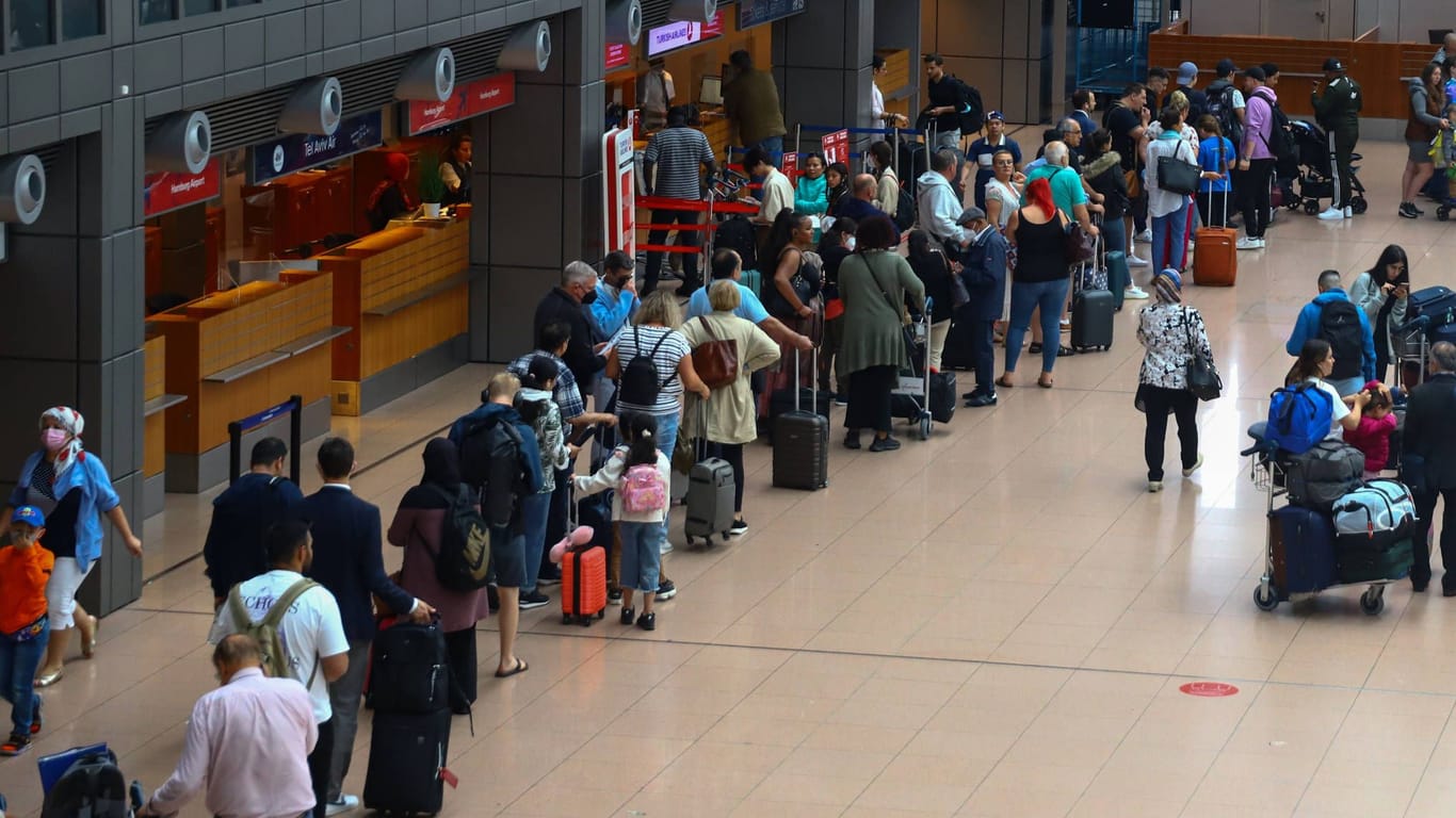Reisende warten am Hamburger Flughafen (Archivbild): Zum Ferienstart am Freitag dürfte es dort erneut sehr voll werden.
