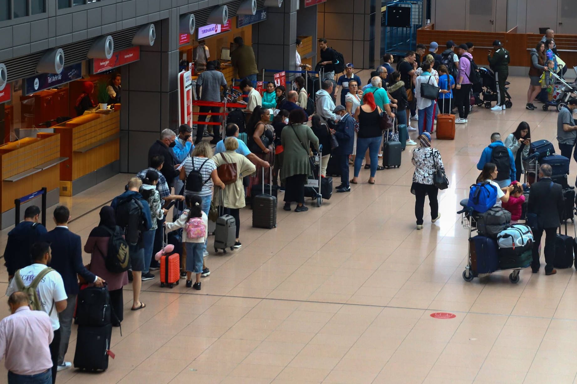 Reisende warten am Hamburger Flughafen (Archivbild): Zum Ferienstart am Freitag dürfte es dort erneut sehr voll werden.