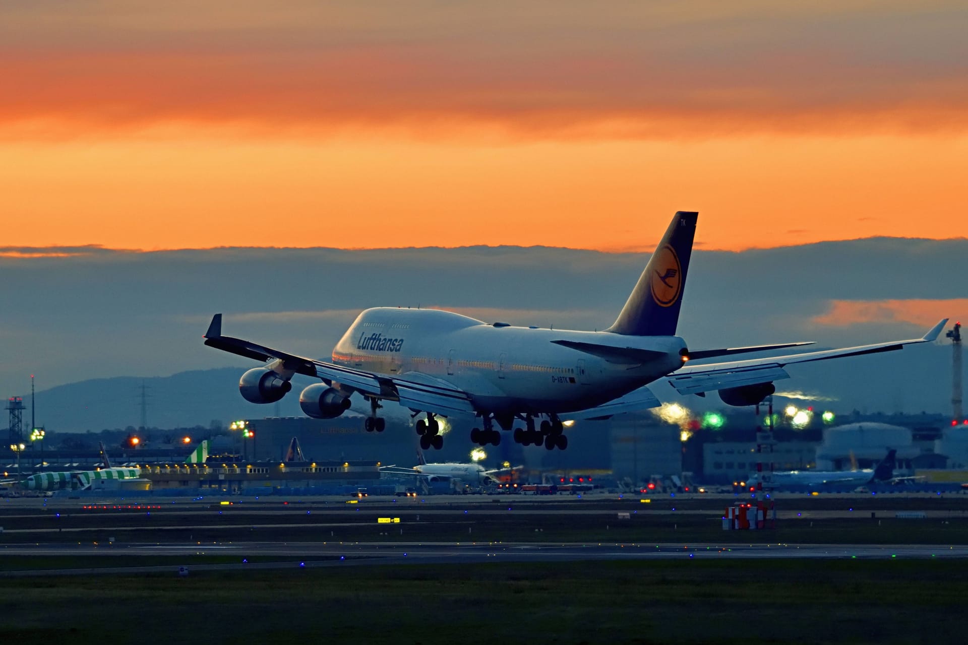 Lufthansa-Maschine startet in Frankfurt (Symbolfoto): Am Morgen hat der Verdi-Streik begonnen.