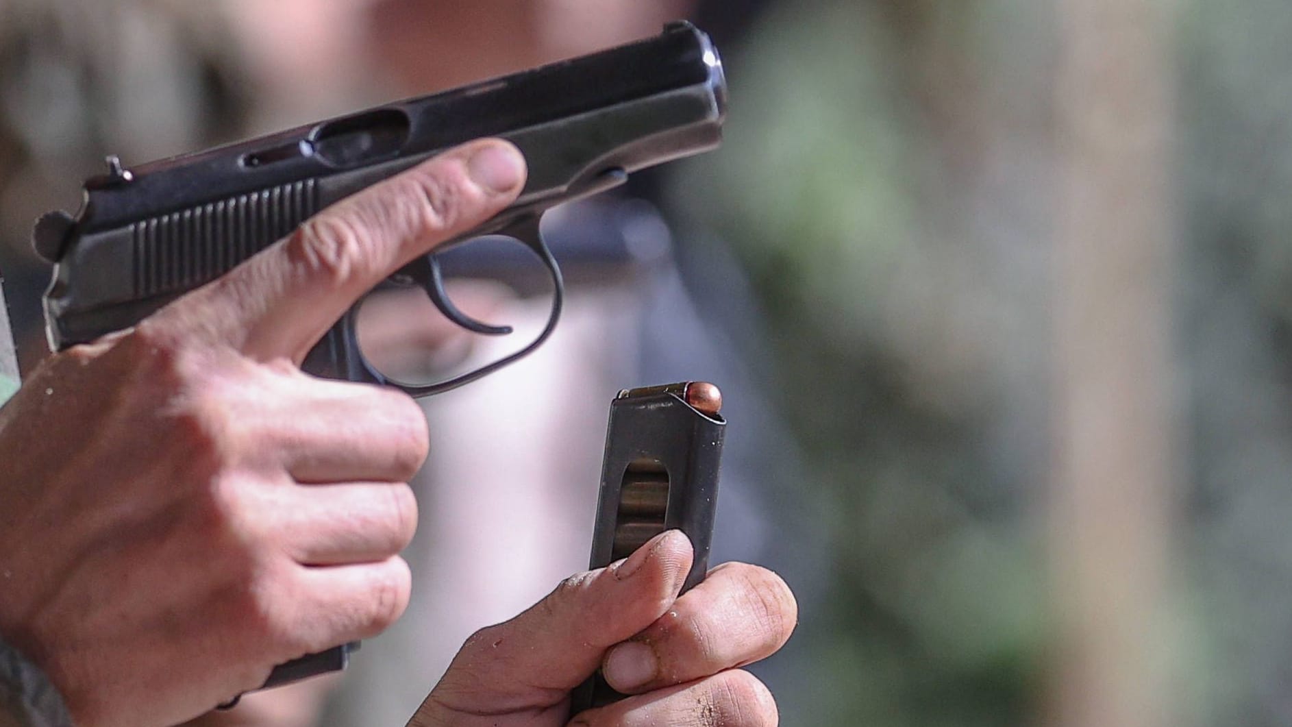 Waffe mit Magazin: In einem Park wird ein Obdachloser angeschossen. Waffe mit Magazin: In einem Park wird ein Obdachloser angeschossen.
