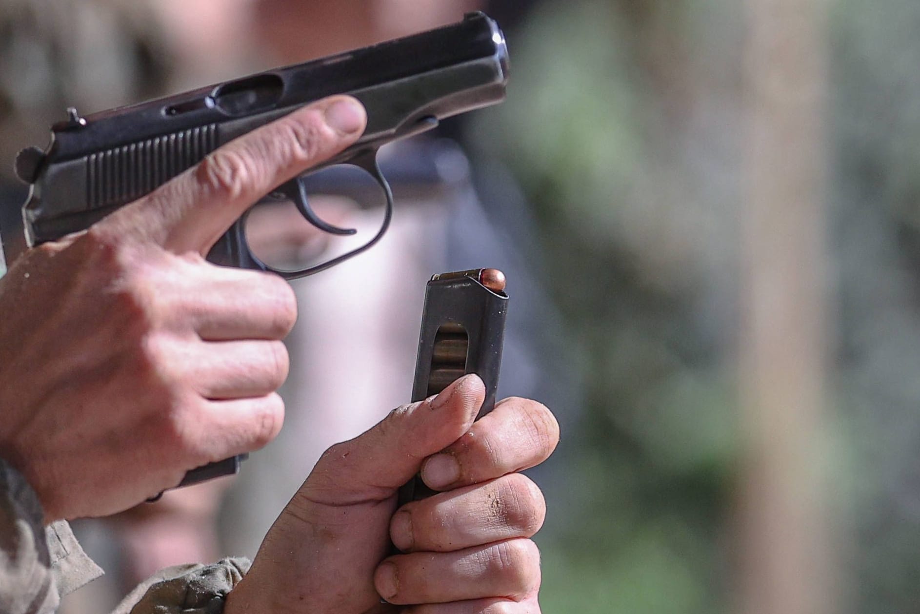 Waffe mit Magazin: In einem Park wird ein Obdachloser angeschossen.