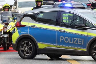 Ein Einsatzwagen der Polizei steht auf der Reeperbahn in Hamburg. (Symbolbild)